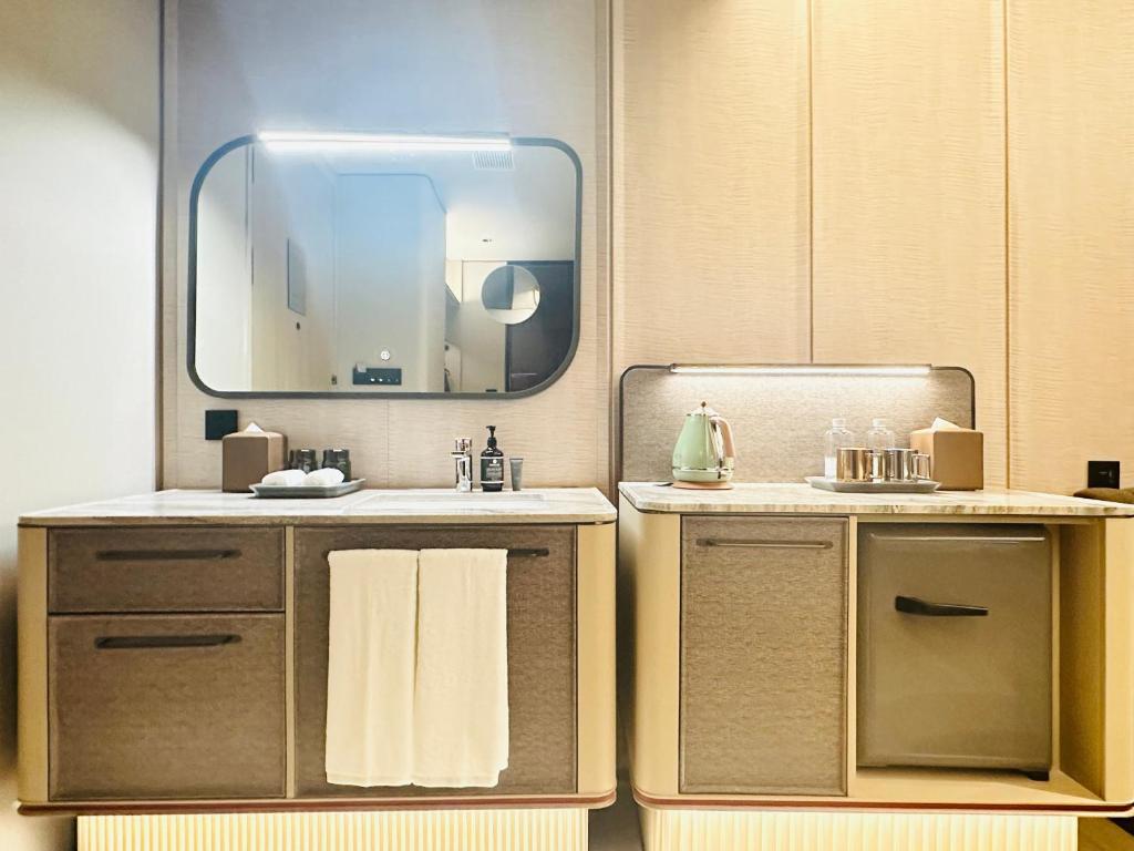 Bathroom, Intercity Hotel Shanghai Hongqiao Airport in Shanghai