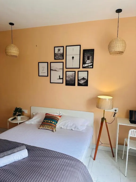 Poetry: Pvt Studio in Koregaon Park . AC WiFi SmartTv, hotel in Pune