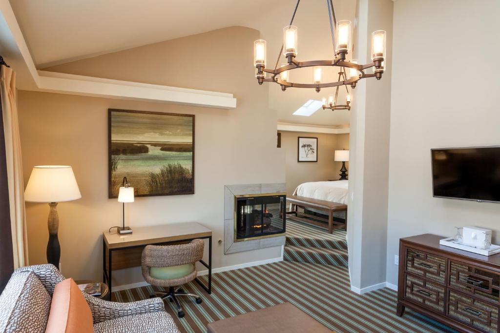 Lighthouse Lodge & Cottages Photo 11