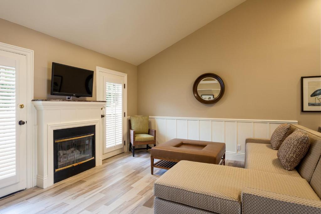 Lighthouse Lodge & Cottages Photo 15