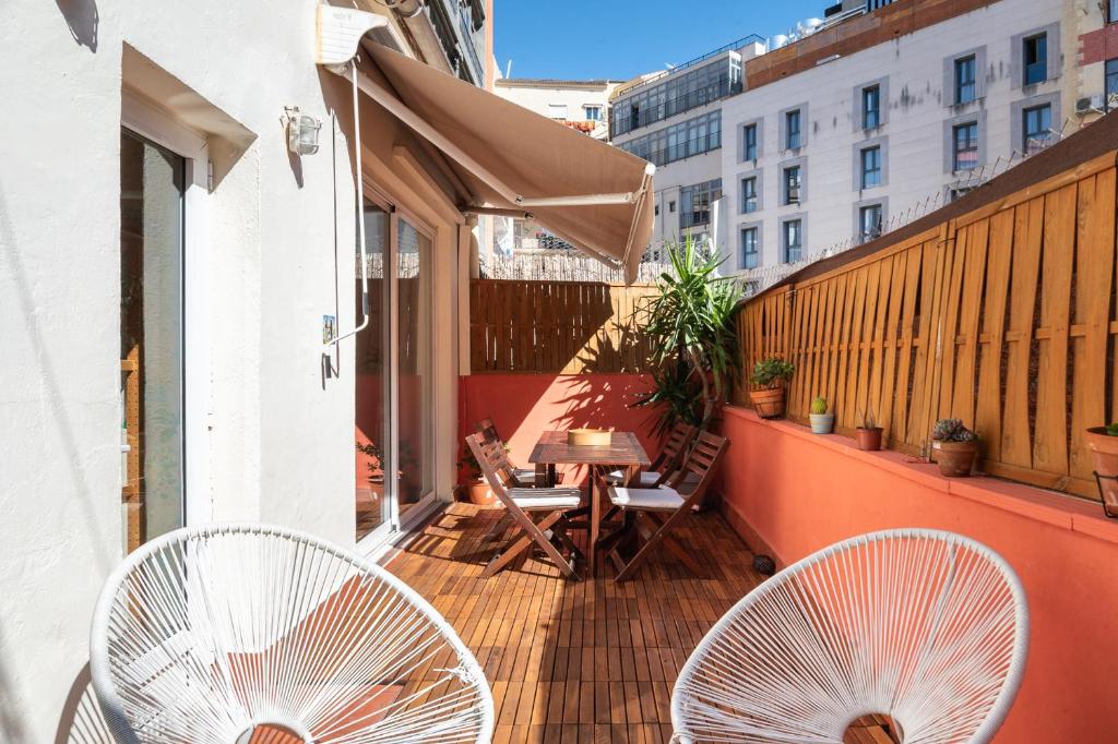 Spacious & Sunny Apartment with Terrace in the city center - 4