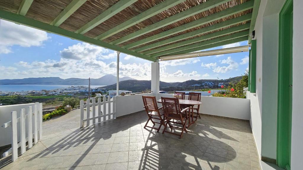 Tony's House with sea view, Adamas