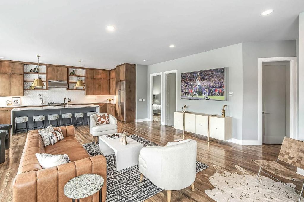 Rooftop Skyline Views DT Nash Sleeps 12, Nashville