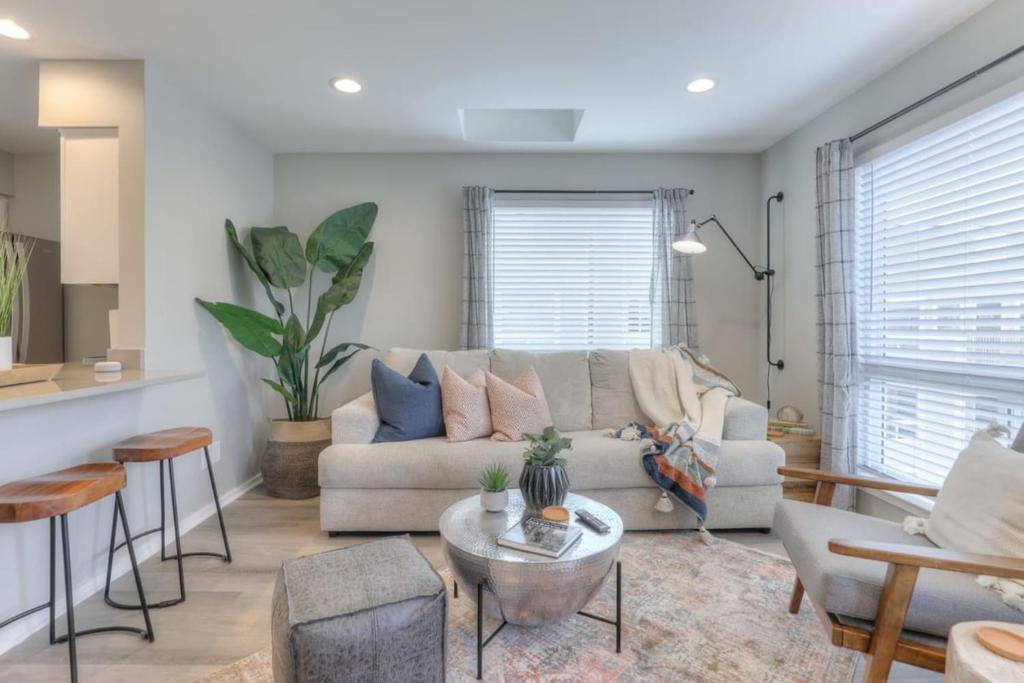 Walk to Broadway Riverfront Condo with Pool, Nashville