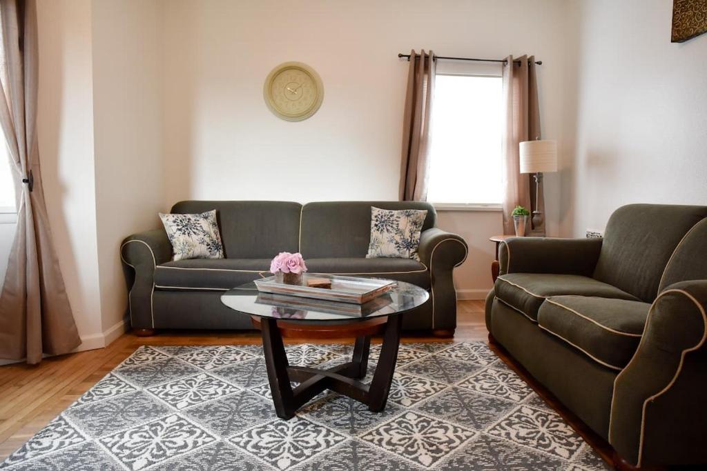 Cozy & Family Friendly Pittsburgh Home Sleeps 6, Pittsburgh