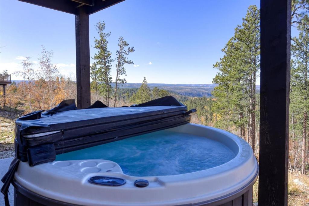 Rolling Pines Overlook, Lead