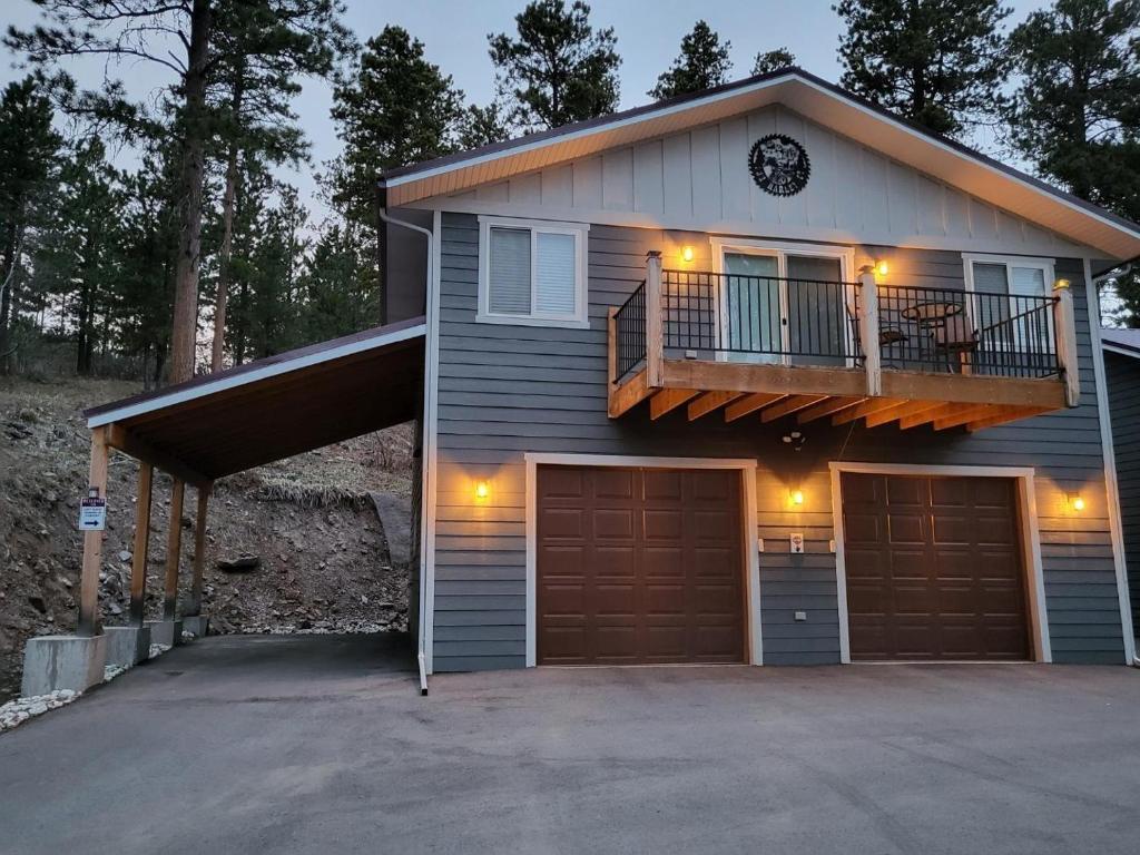 Thunder Ridge Loft, Lead