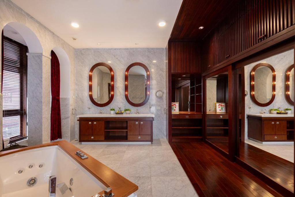 OrangeBlue Villa Vungtau