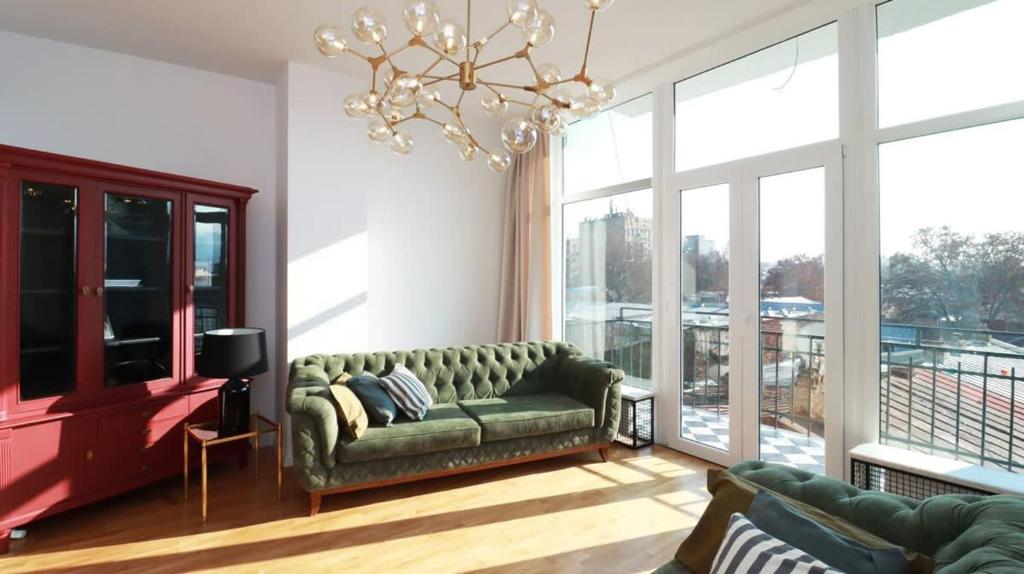 Stylish & Authentic 2BR Retreat in Central Tbilisi - Wehost, Tbilisi