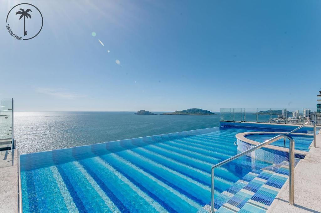 Stylish Apt. w/ Rooftop, Infinity Pool & Sea View, Mazatlán