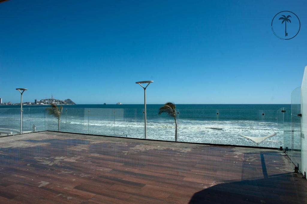 Stylish Apt. w/ Rooftop, Infinity Pool & Sea View - 3