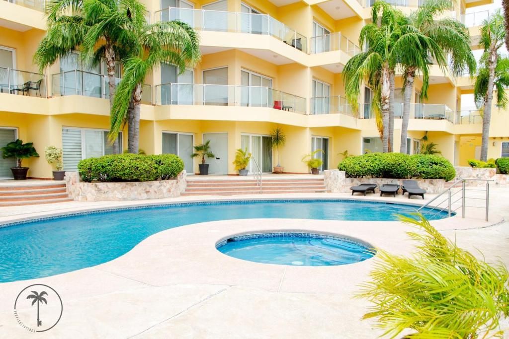 Spacious Apartment with Pool Facing the Ocean in Mazatlán - Marina, Mazatlán