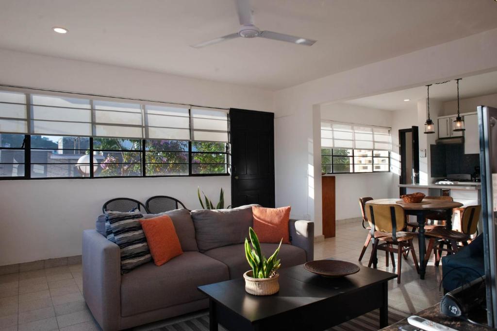 Cozy Apt. w/ Private Balcony & Great Lighting- Romanita 1 - 2