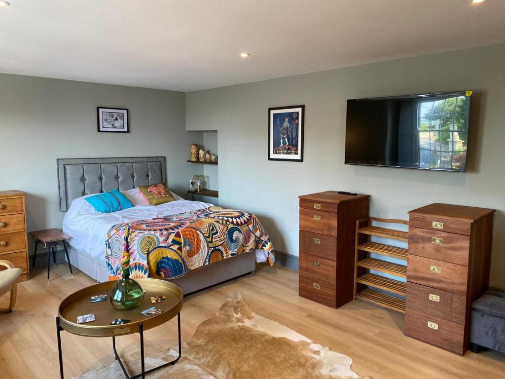 Beautiful Retro Flat above Pub., Shepton Mallet