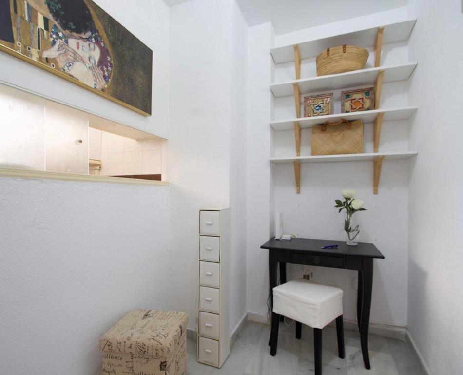 Centrally located south facing apartment with pool - 3