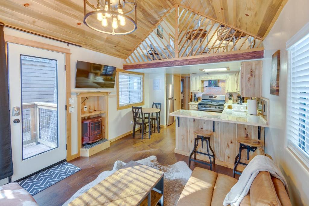 Cozy and Restful Cabin, Steps to Lake Almanor, Lake Almanor