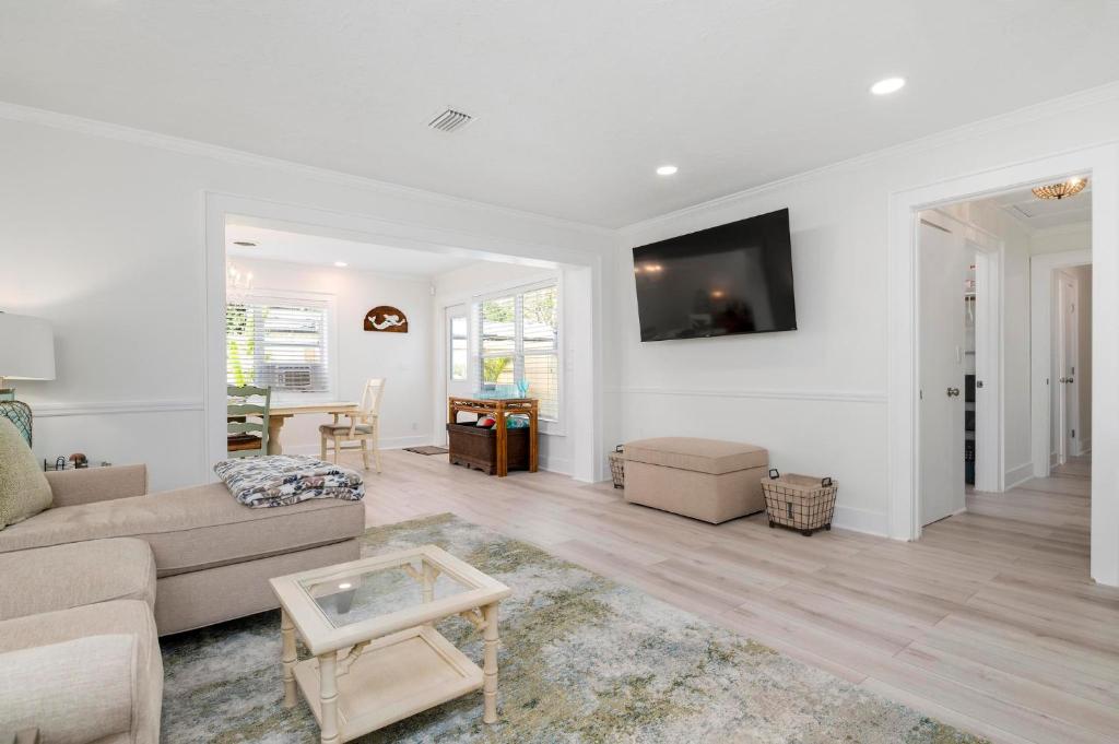 Coastal Vibes! Tropical heated pool home short drive to the beach, Bradenton