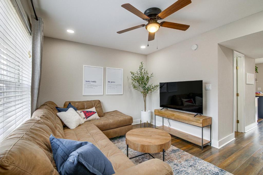 Condo with Pool Walk to University of Mississippi!, Oxford