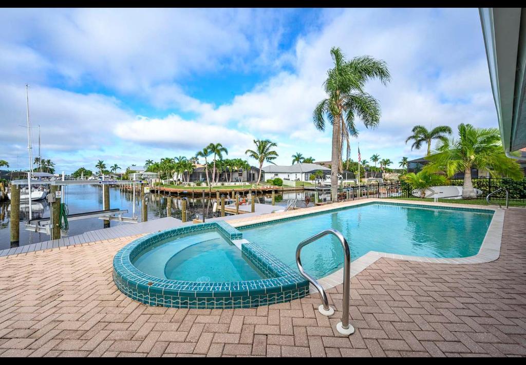 Gulf Access, Beautiful Water Views, Paddle Board, Heated Pool - Villa Manhattan - Roelens, Cape Coral
