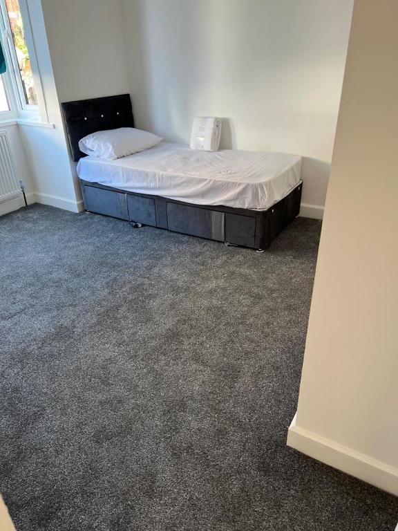 ENSUITE ROOM AT HAYES, Hayes