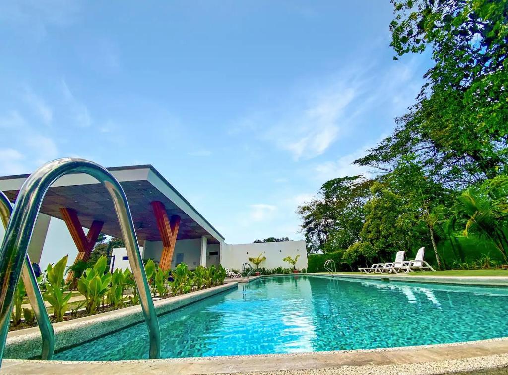 Exclusive fully equipped Condo with great pool, Jacó