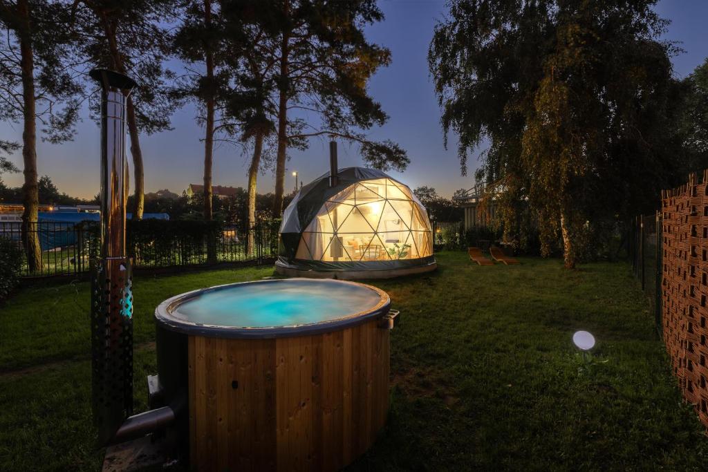 Glamping Escape Prague with Hot Tub and Vysehrad Castle View, Praha
