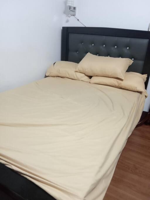 High bedroom by Reza, Manila