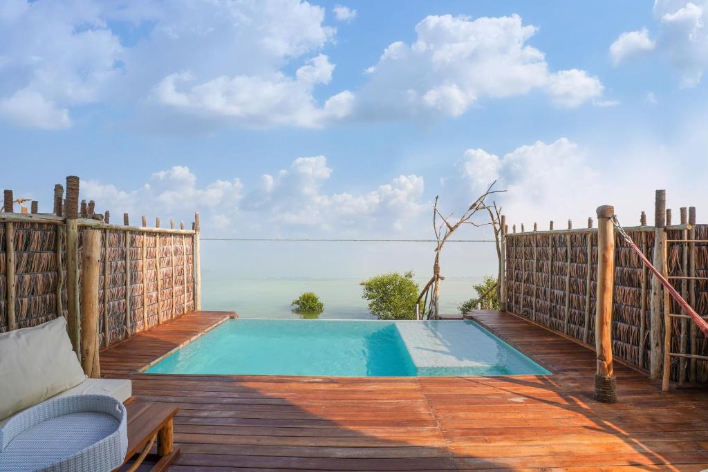 Swimming pool