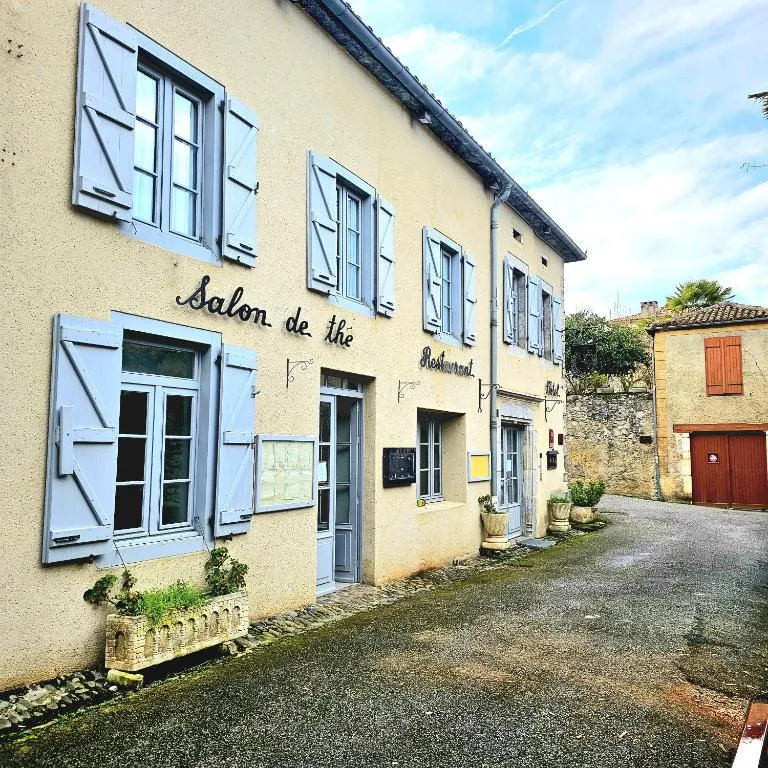 Hôtel Candide，位于圣贝尔特朗德科曼日的酒店
