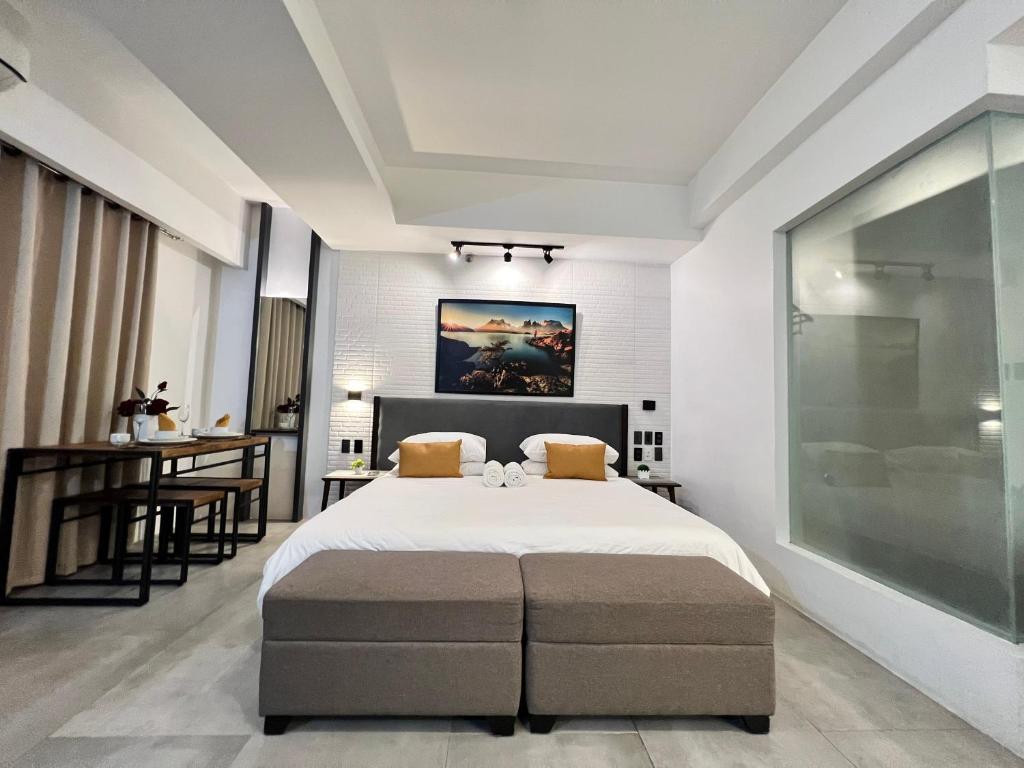 Comfty, Chic & Spacious Room with Parking & WiFi, Manille