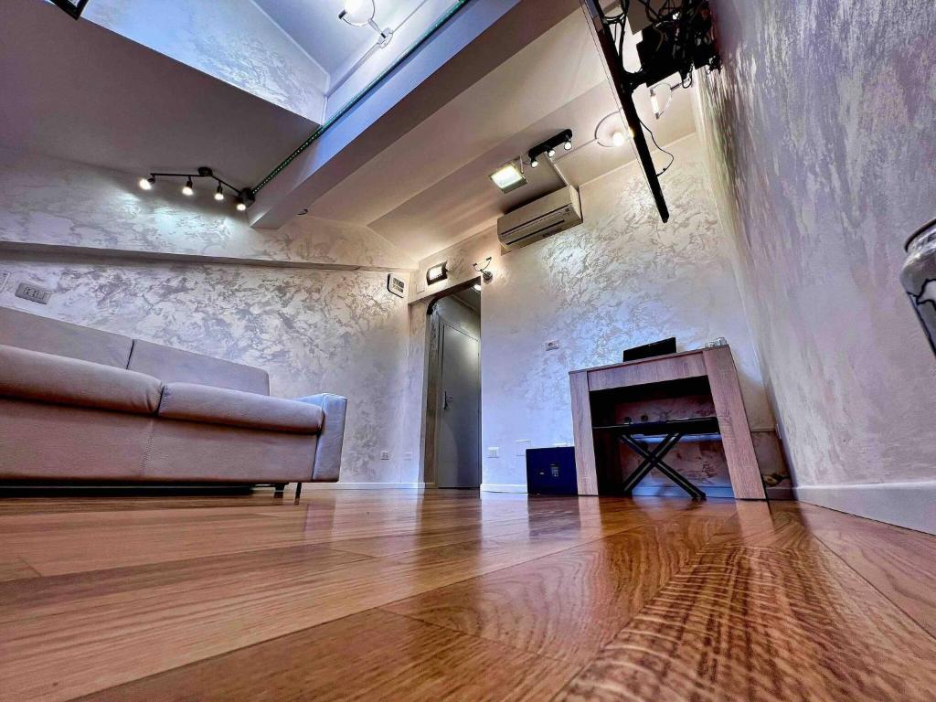 Chic Green Penthouse - Domotic Comfort in Milans Trendy Nightlife District, Milan