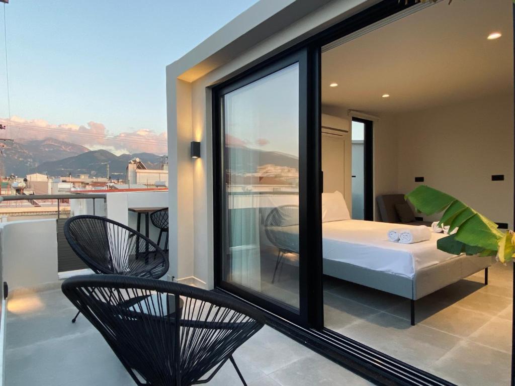 Hyperion Penthouse, Patra