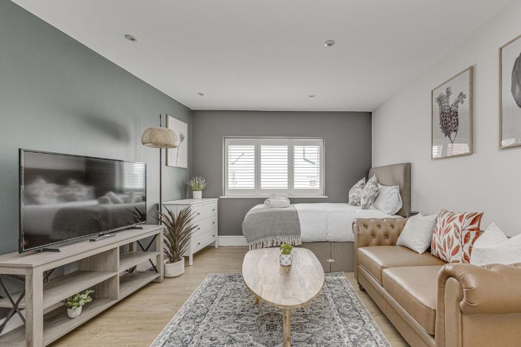 Modern 1 BR apt near town centre, perfect for long stays, Egham