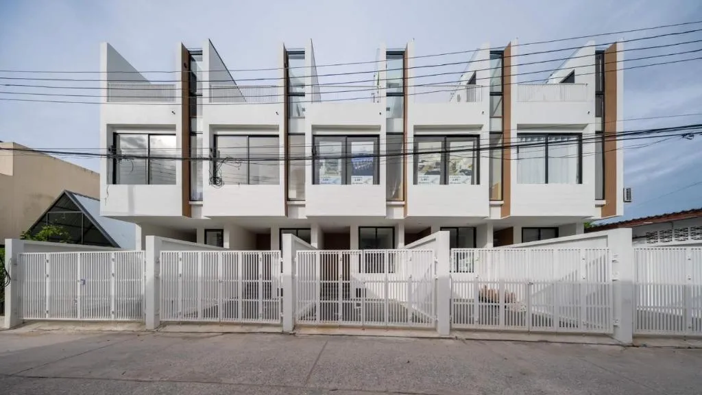 The Rooftop Townhouse in Center of Pattani, hotel in Ban Rusamilae