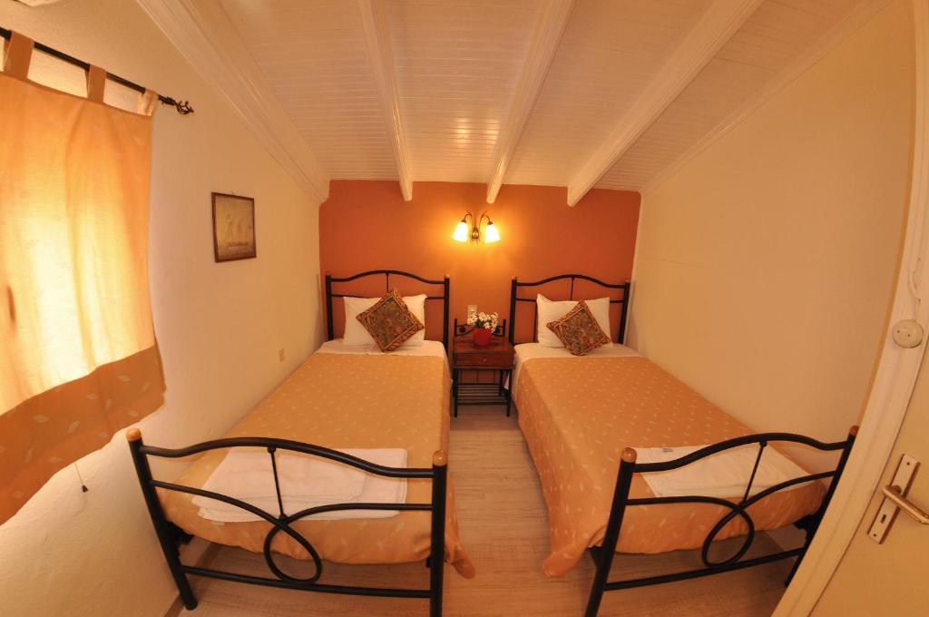 Mazis Apartments — Hotel rooms in Agios Gordios, Ionian Islands