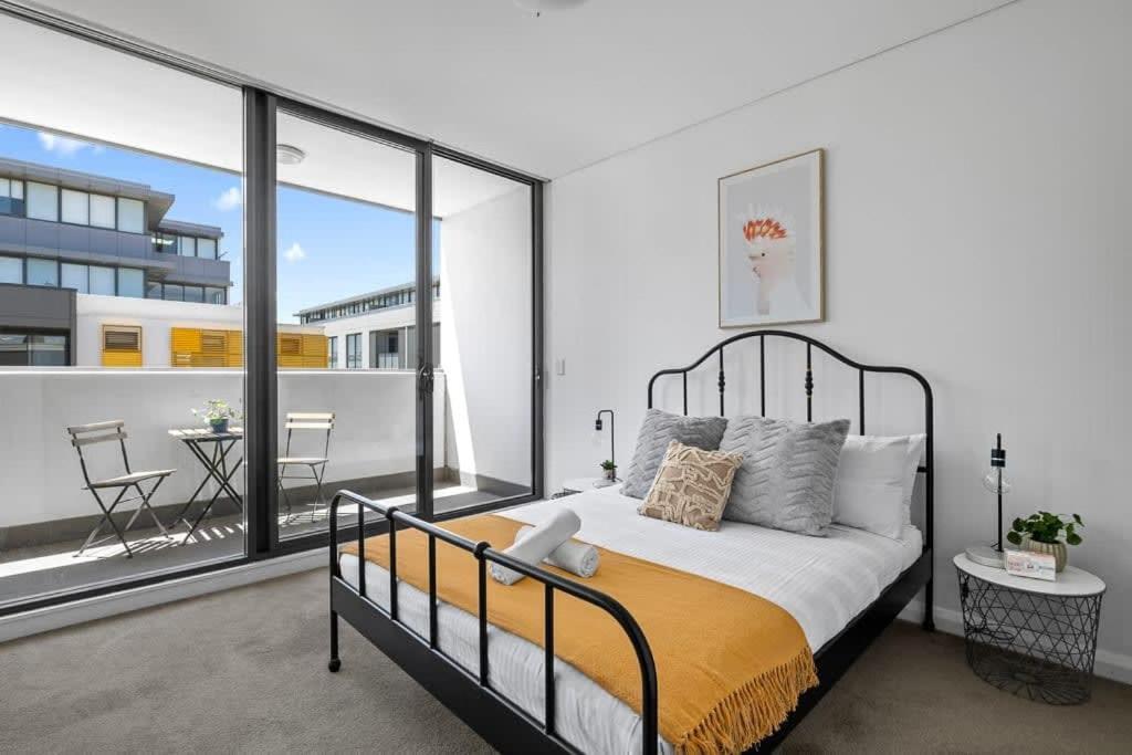 NEW 3BR Apt in Kingsgrove Sleeps 7, Sydney