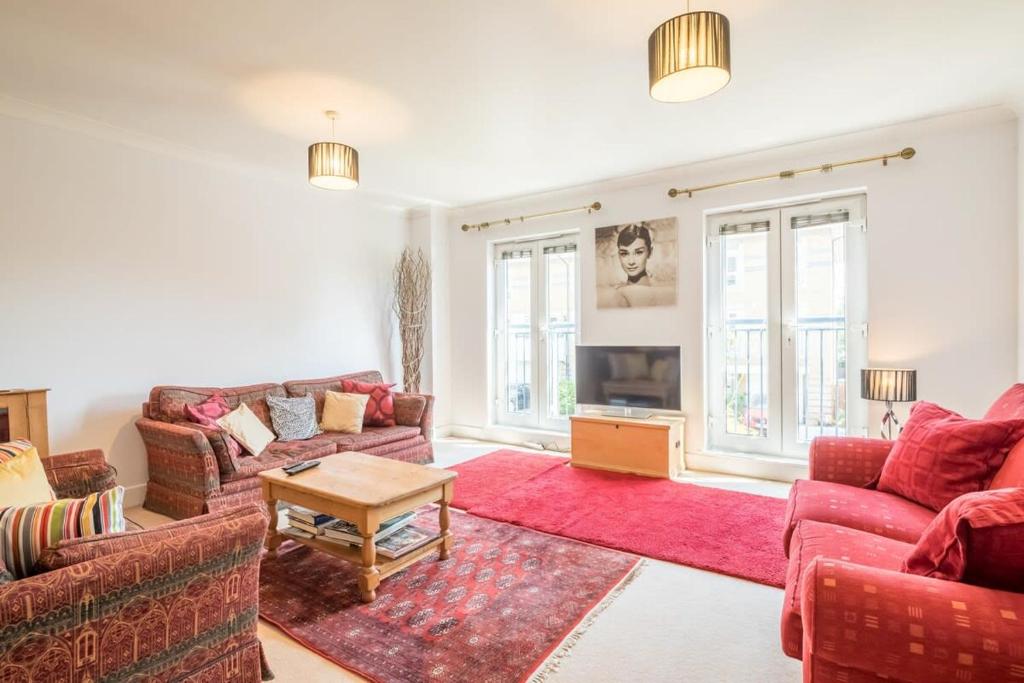 Charming & Spacious House With FREE PARKING, Chesterton