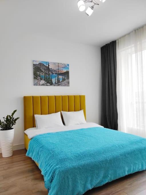 52 напротив ТРЦ MEGA возле гор, Almaty