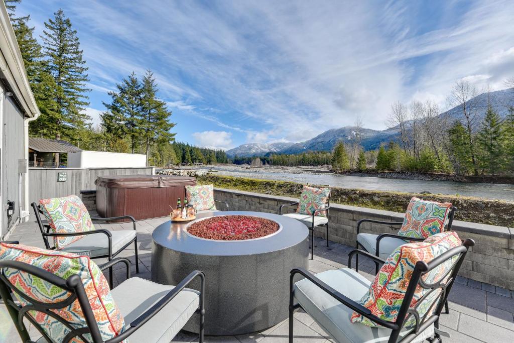 Riverfront Home with Deck, Near Mount Rainier!, Packwood