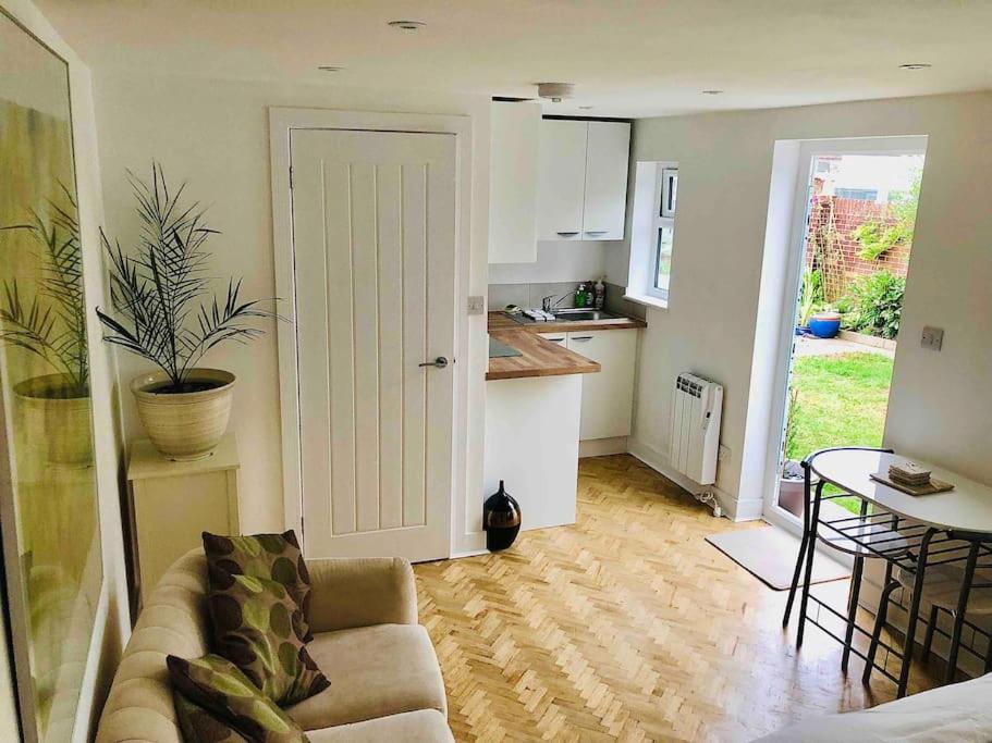 Charming studio suite minimum 2 night stay, Southwick