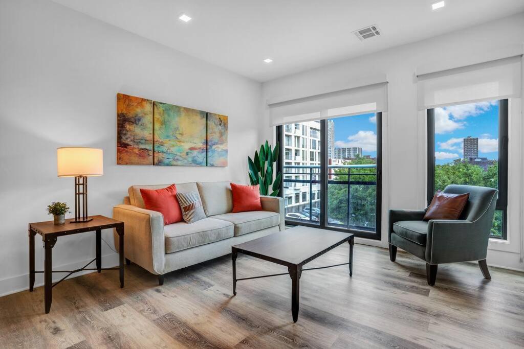 Flamboyant 1BR Near EWR w/ Gym, Newark