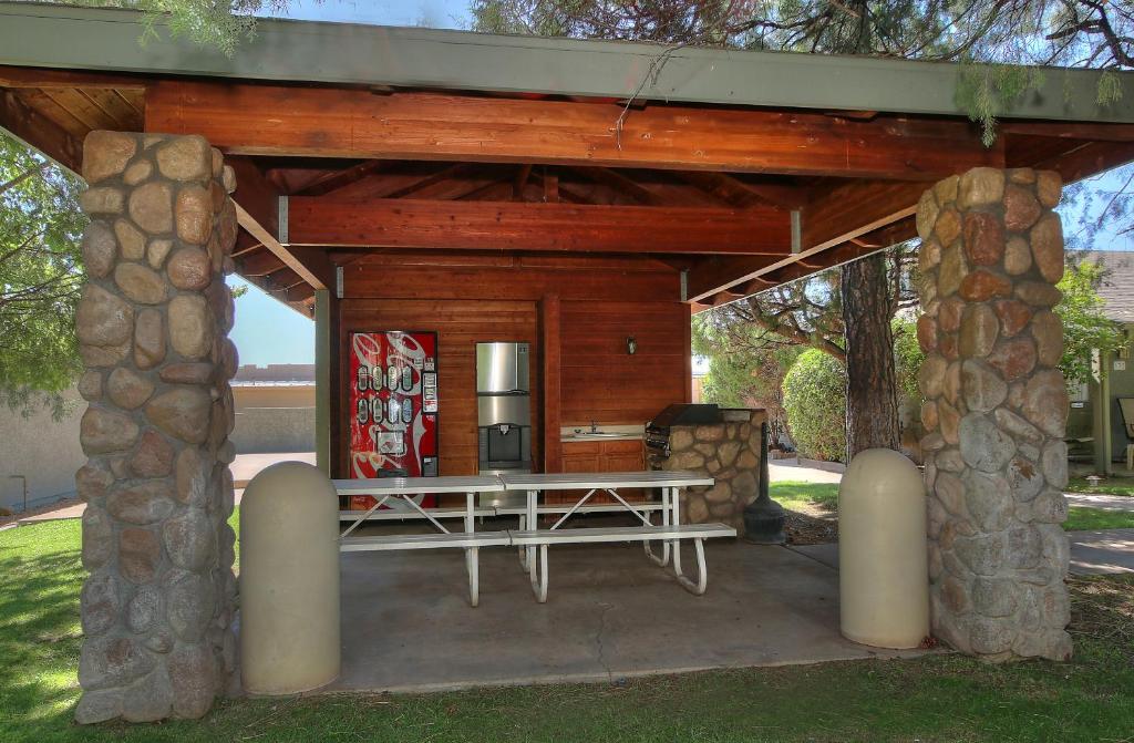 Majestic Mountain Inn Photo 19