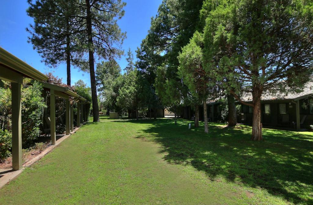 Majestic Mountain Inn Photo 25