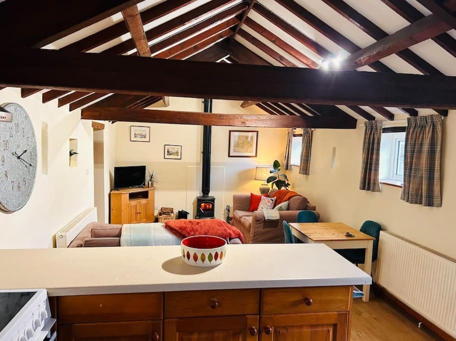 Twattleton Cottage, Kilburn photo 2