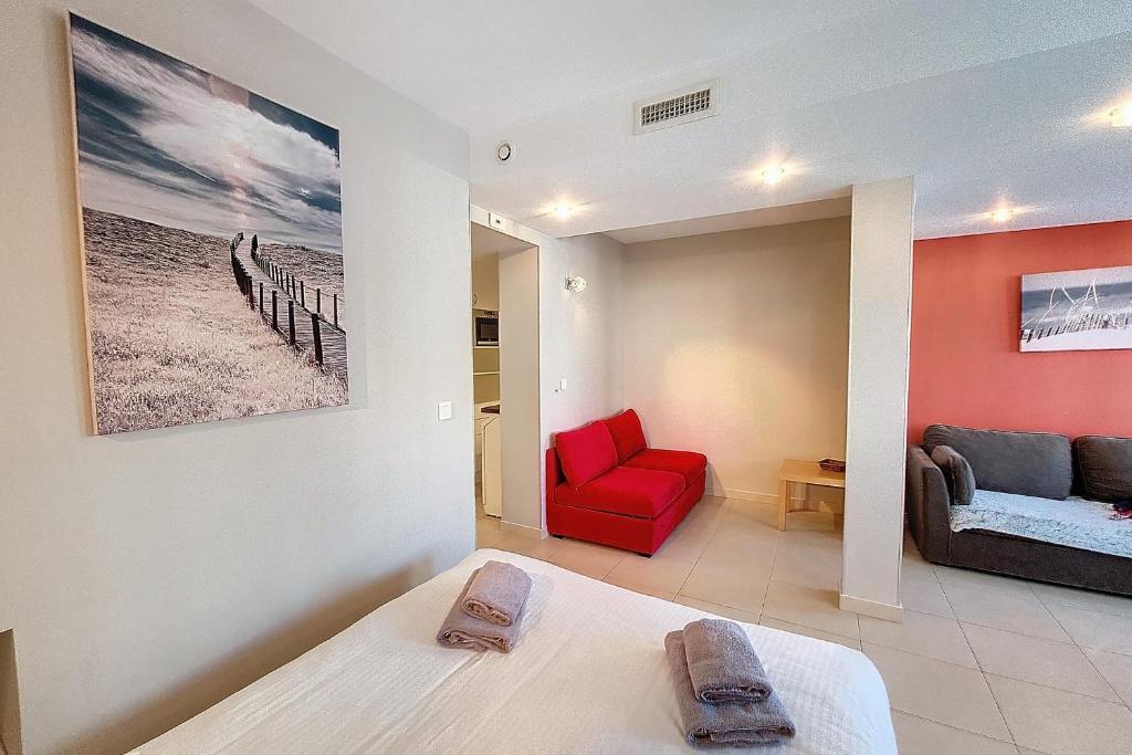 HENRI CAMILLE REAL ESTATE - Rouaze 2 -Studio à 50m center - 5