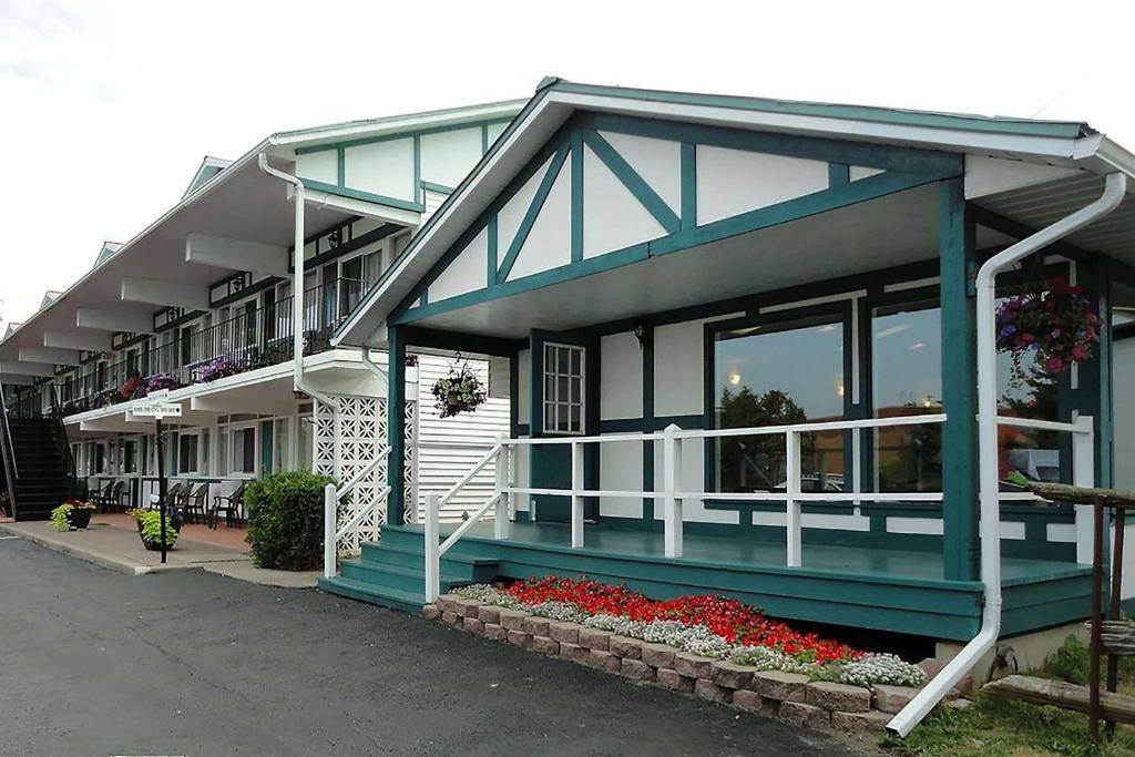 Super 8 by Wyndham Gananoque - Country Squire Resort, Gananoque