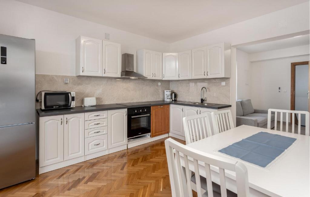 Lovely Apartment In Svjuraj 전경