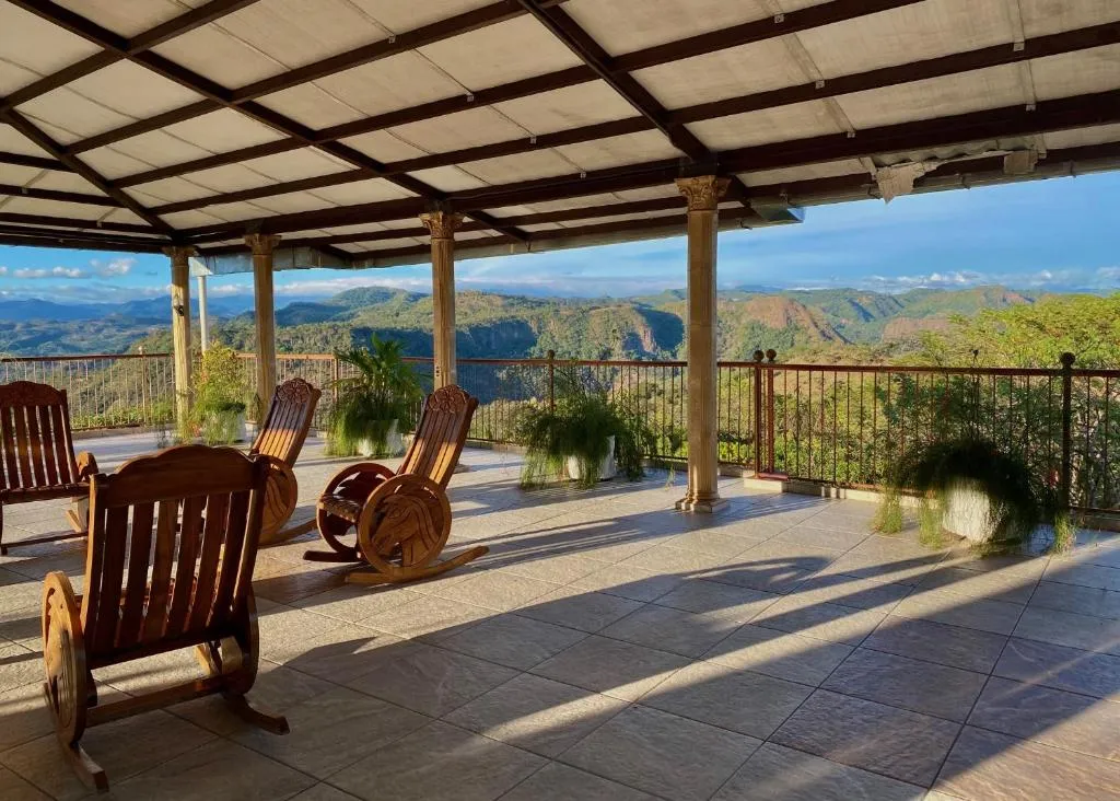 Hotel y Restaurante La Perla, Cacaopera, Morazan, El Salvador，位于Cacaopera的酒店
