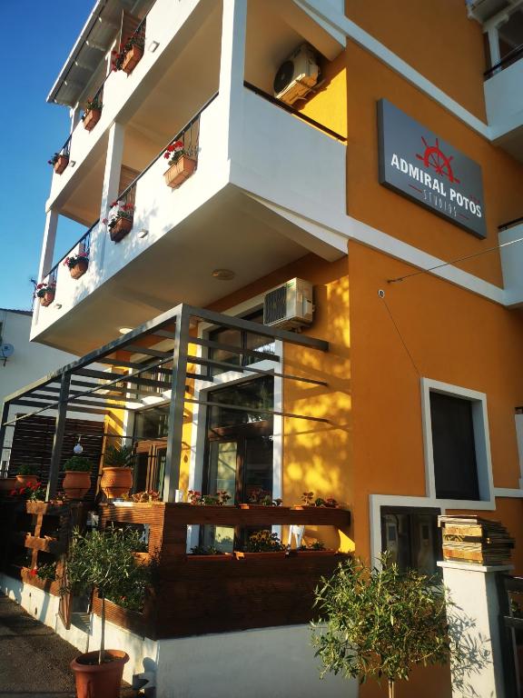 Admiral studios, Potos