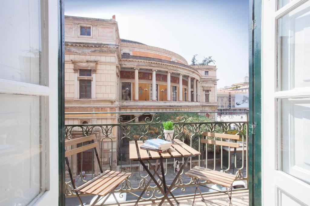 The house Politeama Palermo Historic center - 5